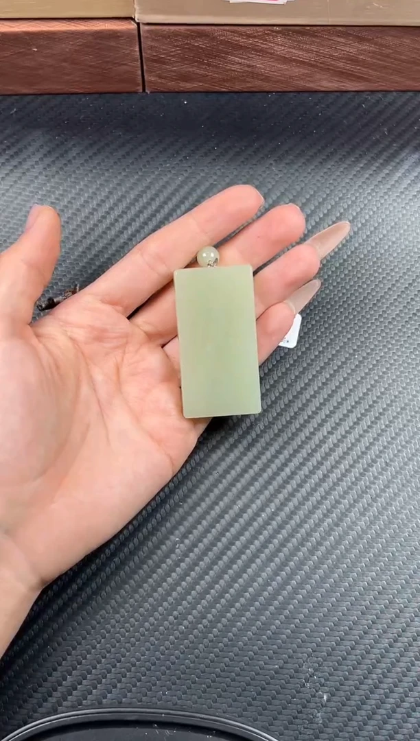 吊坠(赠链)未镶嵌和田玉且末迪克兰二细微色差吊坠Jm