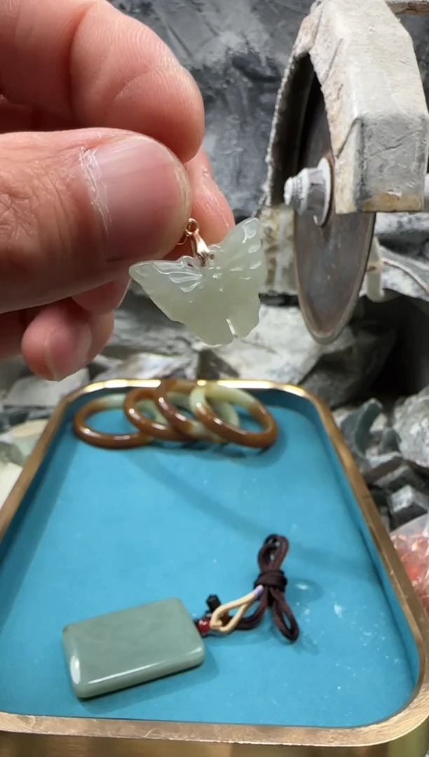 和田玉未镶嵌颈饰吊坠