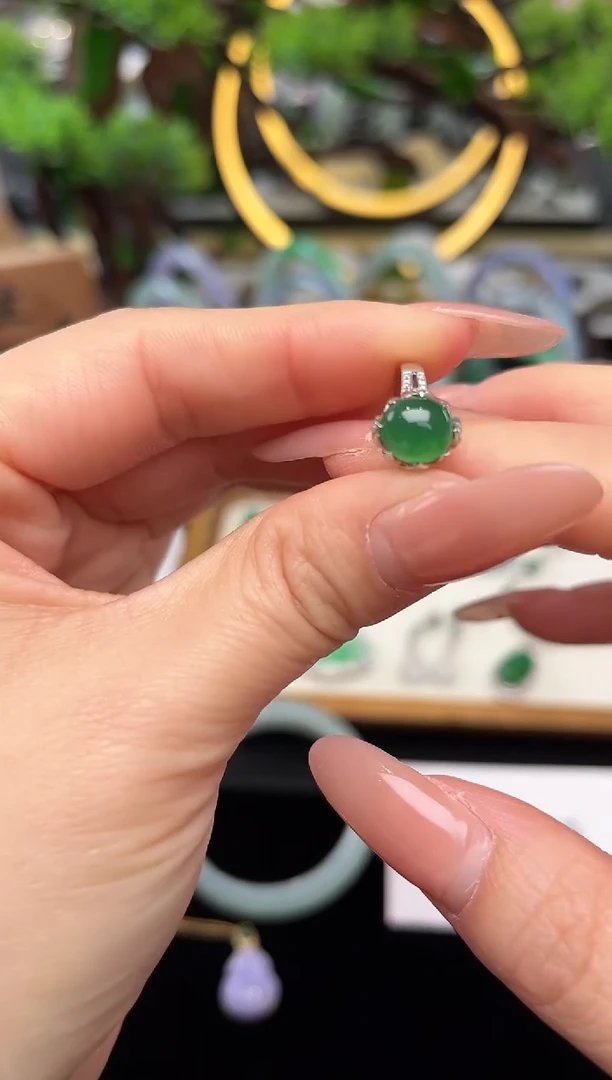 18K金镶嵌戒指翡翠戒指