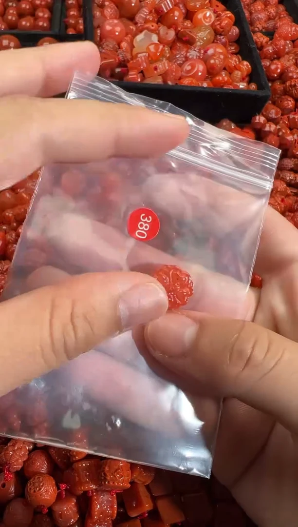 南红玛瑙未镶嵌颈饰1
