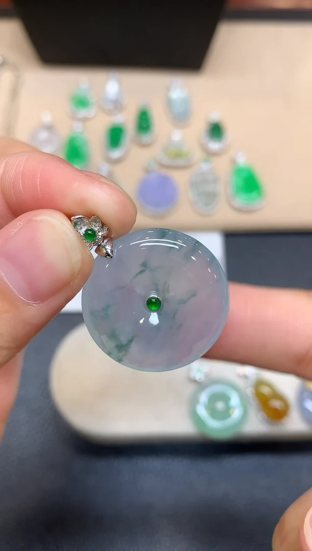 颈饰18K金镶嵌翡翠平安扣【无服务费