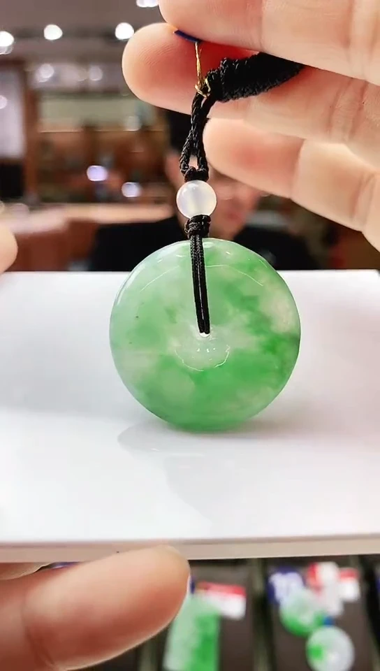颈饰未镶嵌翡翠平安扣
