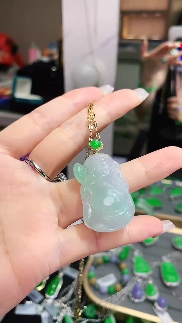 颈饰18K金镶嵌翡翠赠礼盒证书