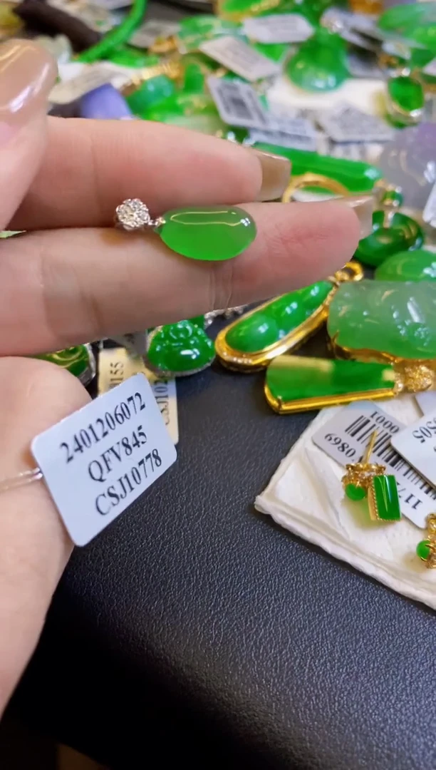 【闪购商品】翡翠颈饰18K金镶嵌瓜