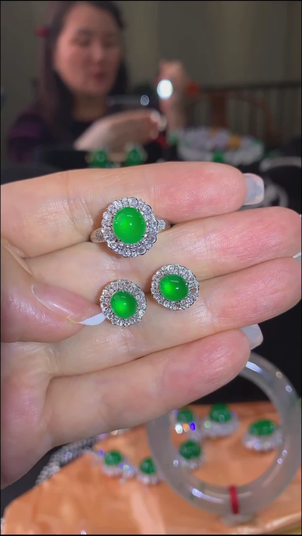 18K金镶嵌戒指翡翠戒指一套