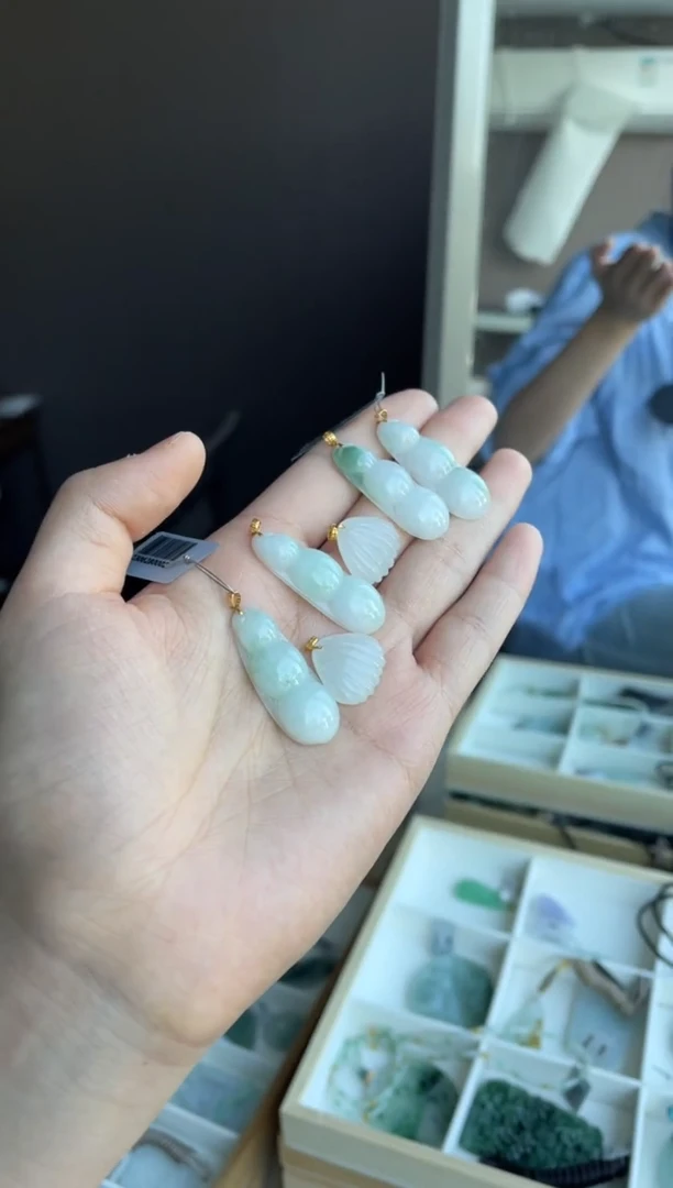 吊坠(不含链)18K金镶嵌翡翠天然缅甸A货翡翠多样性发其一