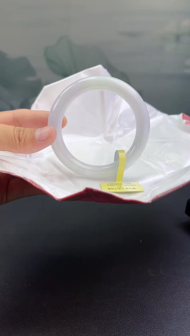 翡翠手镯未镶嵌翡翠手镯