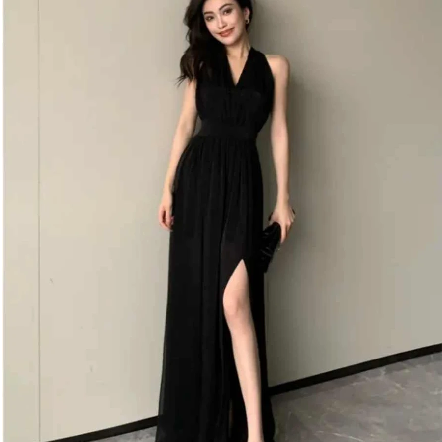 黑色高级感V领挂脖连衣裙女2025新款法式气质度假收腰开叉长裙子