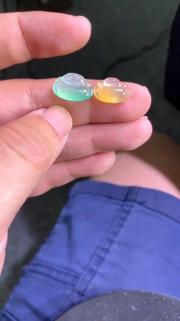 翡翠未镶嵌颈饰佛公一对