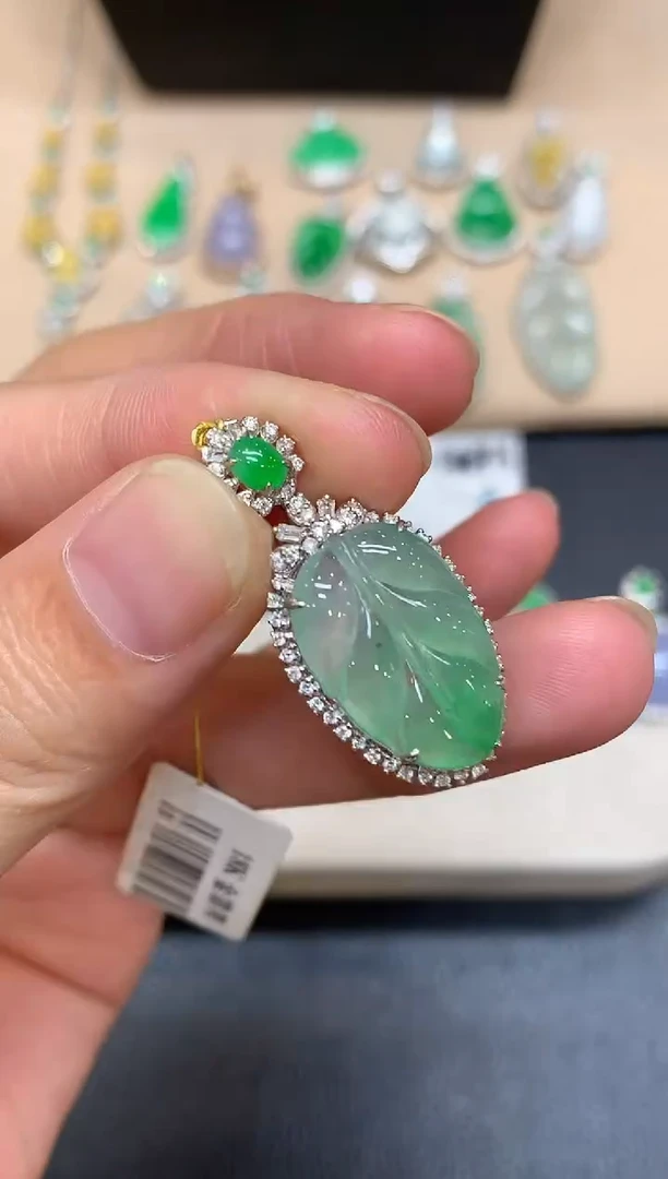 颈饰18K金镶嵌翡翠树叶【无服务费