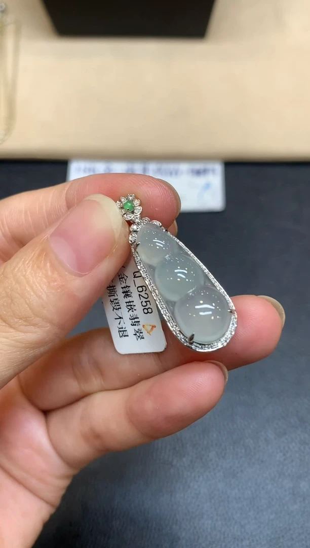 颈饰18K金镶嵌翡翠福豆【无服务费【24小时鉴赏期】