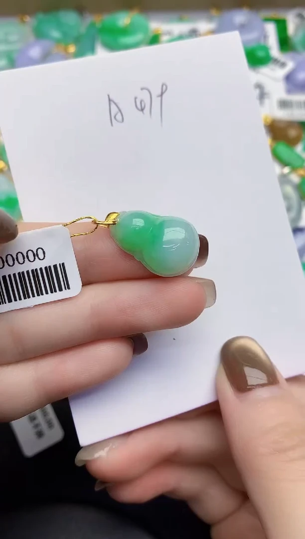 颈饰18K金镶嵌翡翠缅甸天然翡翠A货