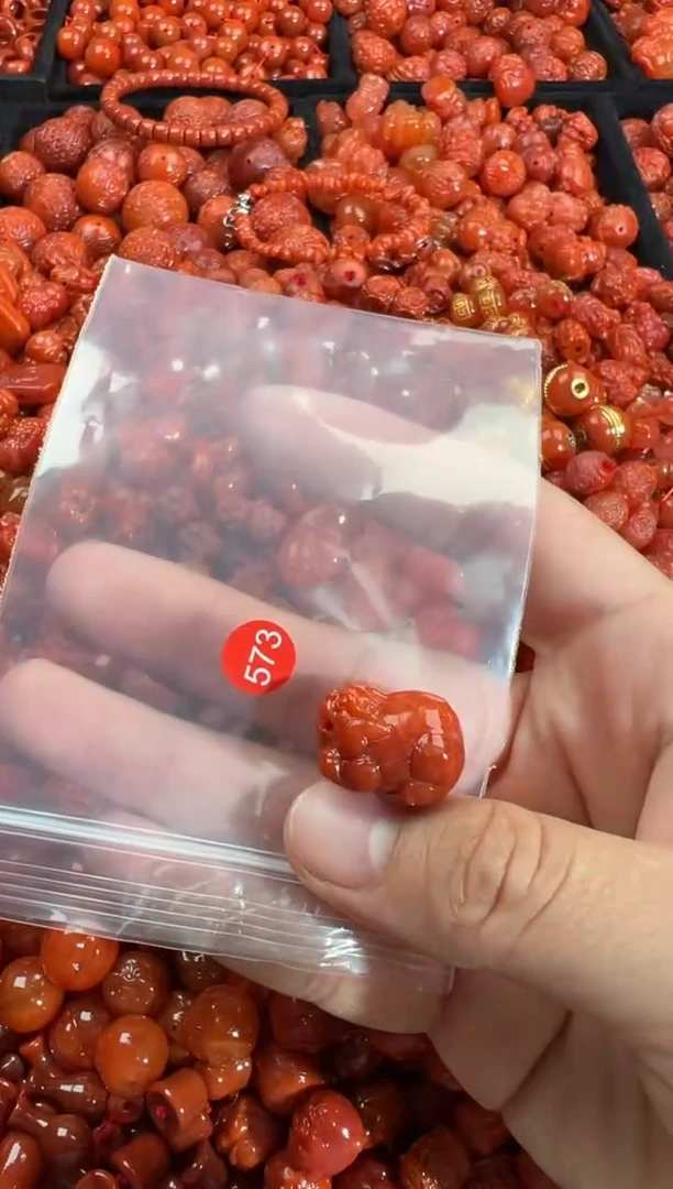 南红玛瑙未镶嵌颈饰1