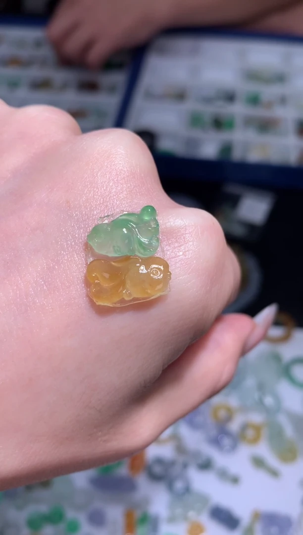未镶嵌定制翡翠金鱼