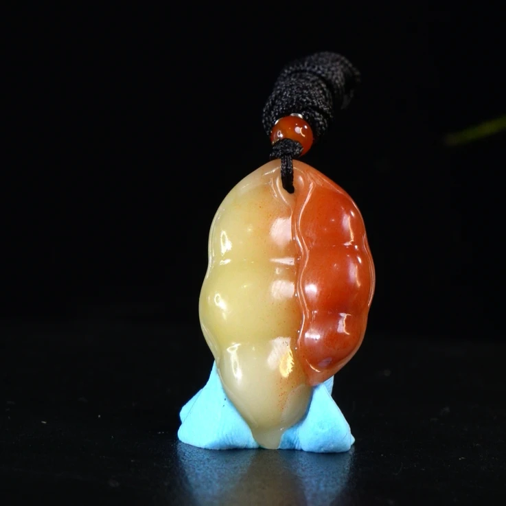 Lot.5.寿山石结晶芙蓉豆荚挂件12.4克4x2.4x0.9cm