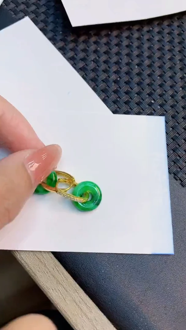 翡翠未镶嵌颈饰           1