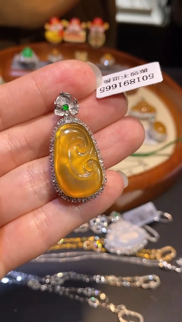 【闪购商品】翡翠颈饰18K金镶嵌吊坠