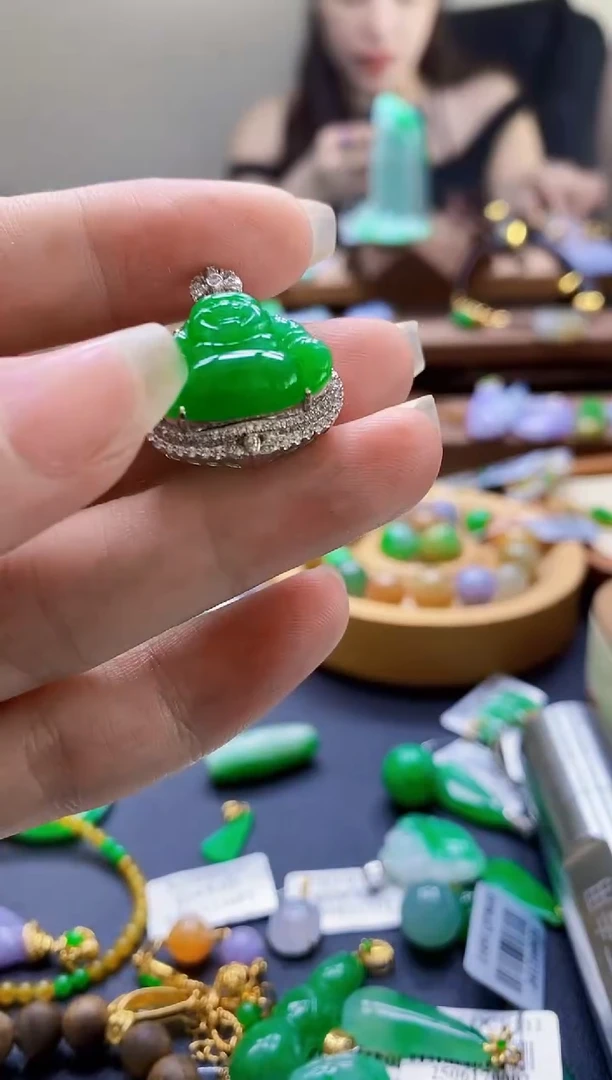 翡翠18K金镶嵌颈饰佛