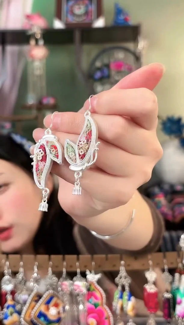 彩云南阁非遗老绣苗银饰品404