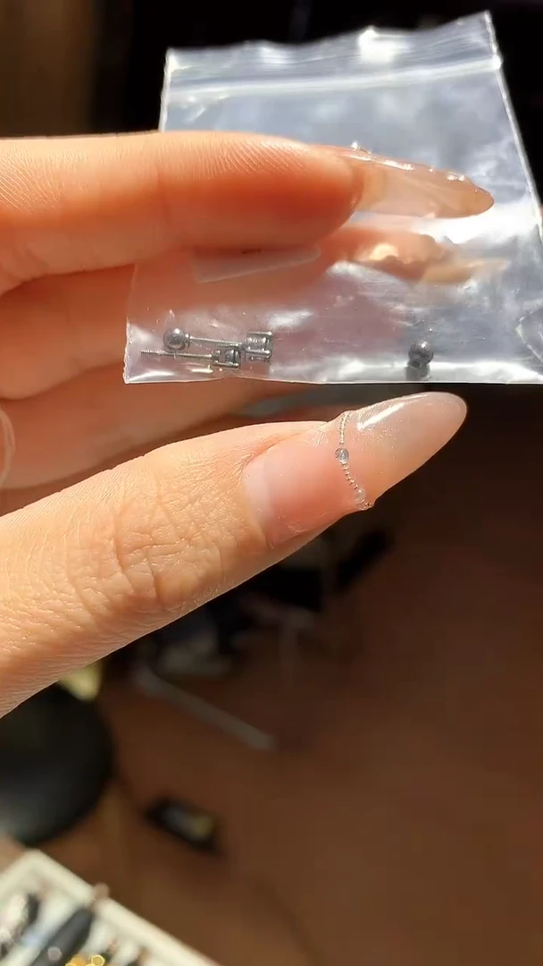 【闪购商品】钻石耳饰18K金镶嵌钻石耳饰