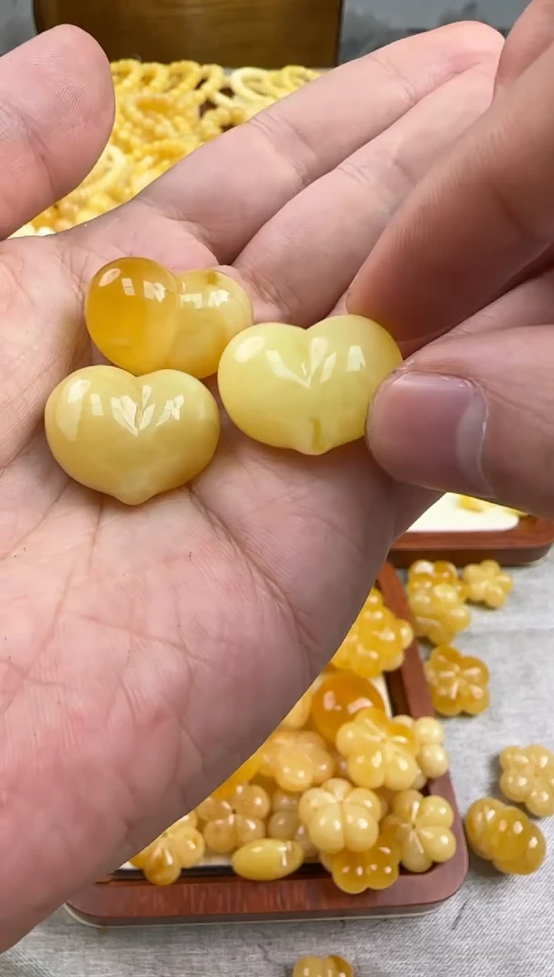 蜜蜡未镶嵌珠宝奇石多样性发一