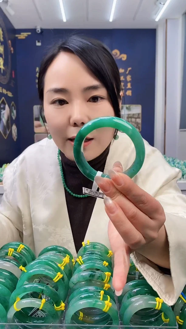 【闪购商品】石英质玉手镯未镶嵌4