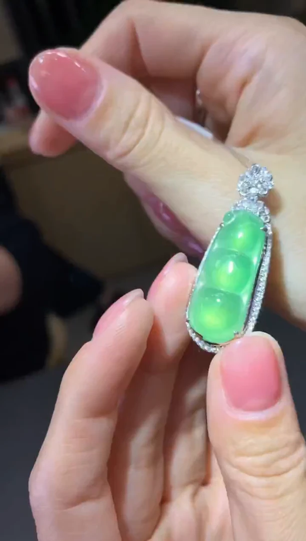 颈饰18K金镶嵌翡翠|不退不换