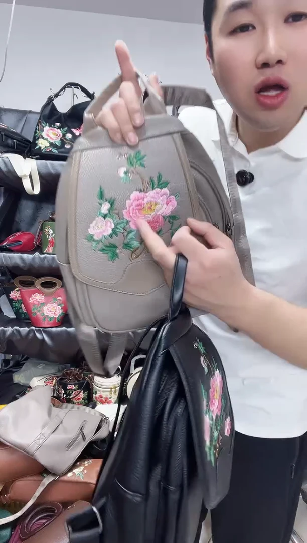 蚕丝卡其色    卡其色    双肩包