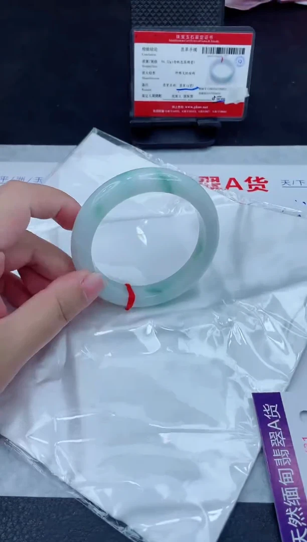 翡翠手镯未镶嵌400.00