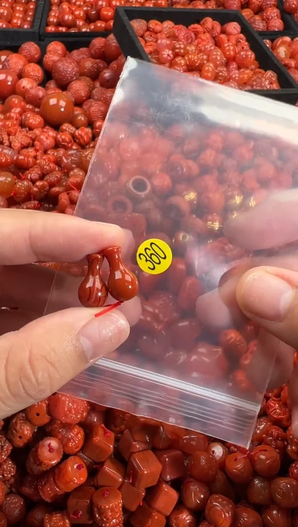南红玛瑙未镶嵌颈饰1
