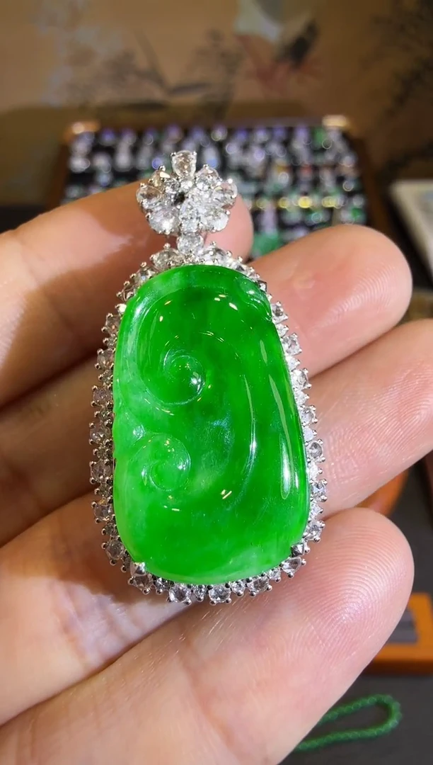 【闪购商品】翡翠吊坠(赠链)18K金镶嵌高冰正阳满绿如意吊坠