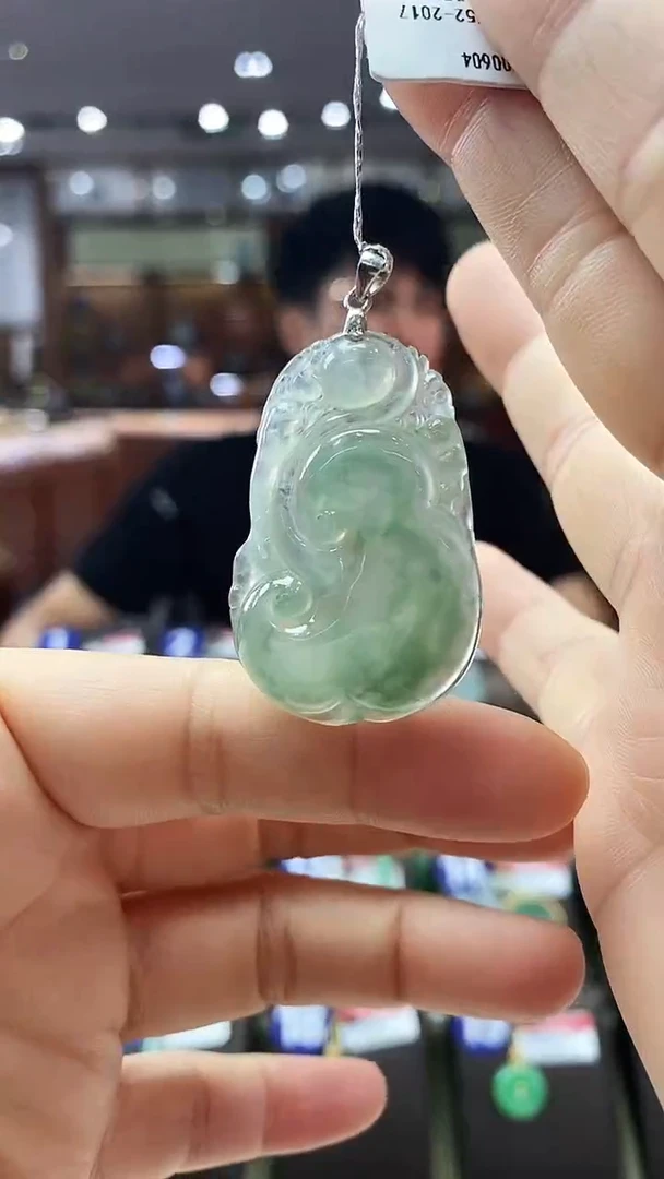 颈饰银S925镶嵌翡翠如意