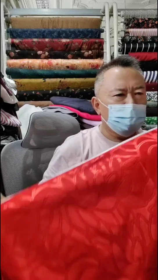 亮红色花瓣花纹织锦缎布料