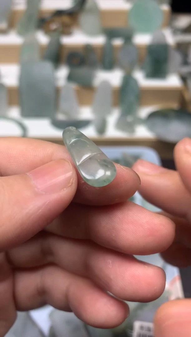 未镶嵌定制翡翠小**鞋挂件