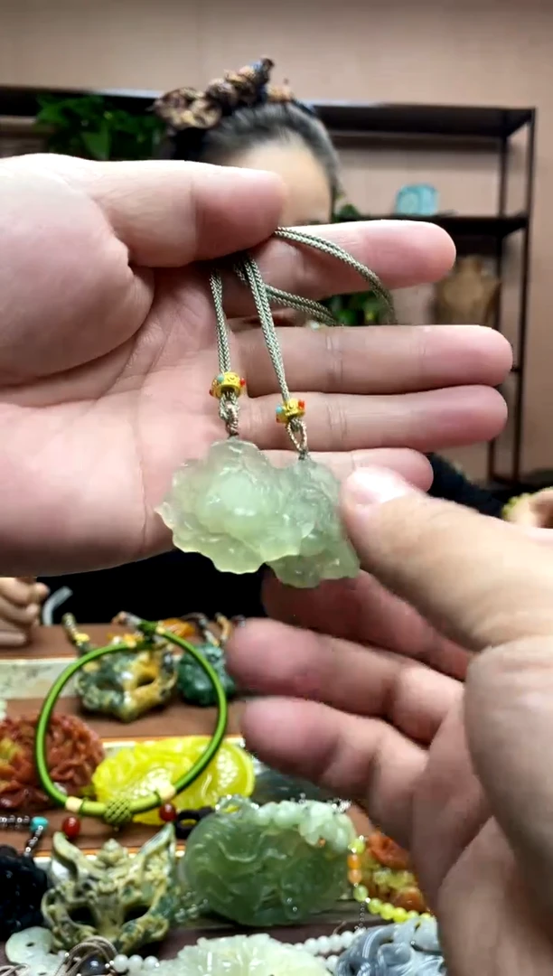 未镶嵌岫玉颈饰多样性发货发其中之一