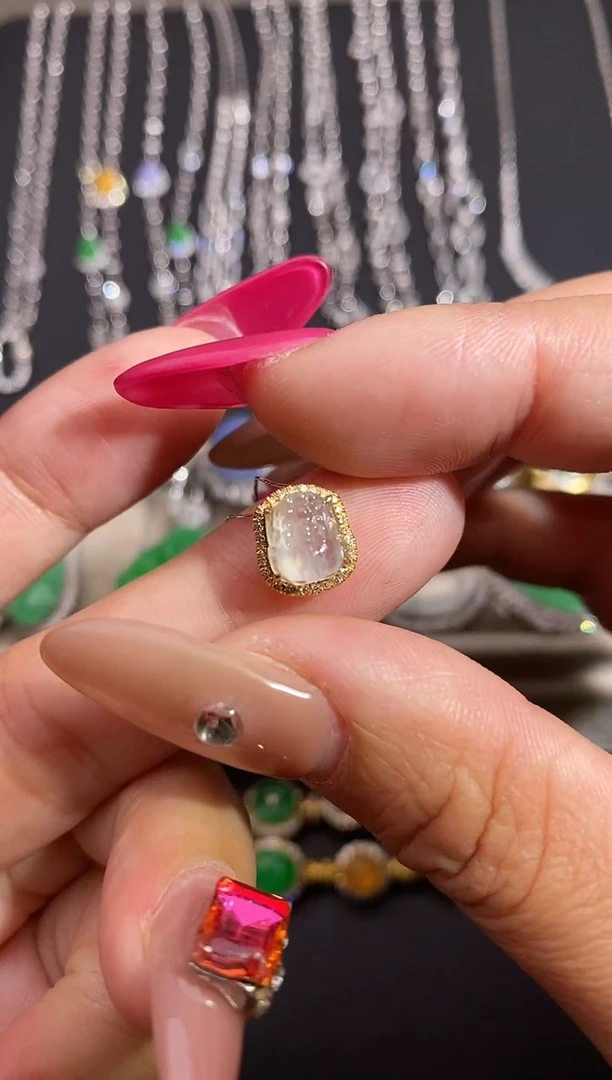 颈饰18K金镶嵌翡翠吊坠