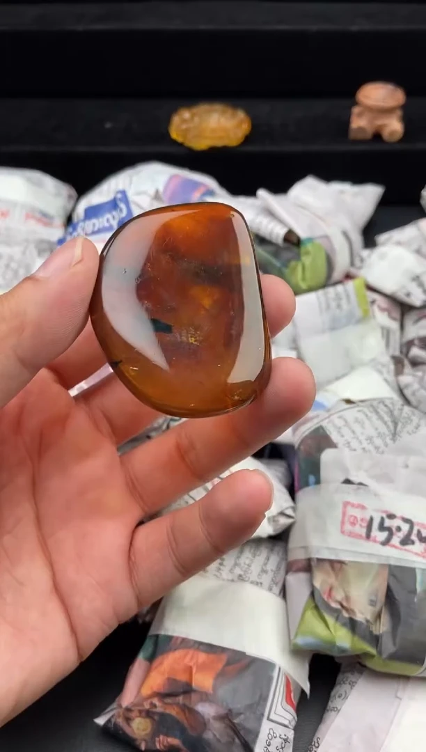 琥珀颈饰未镶嵌金棕珀原石吊坠