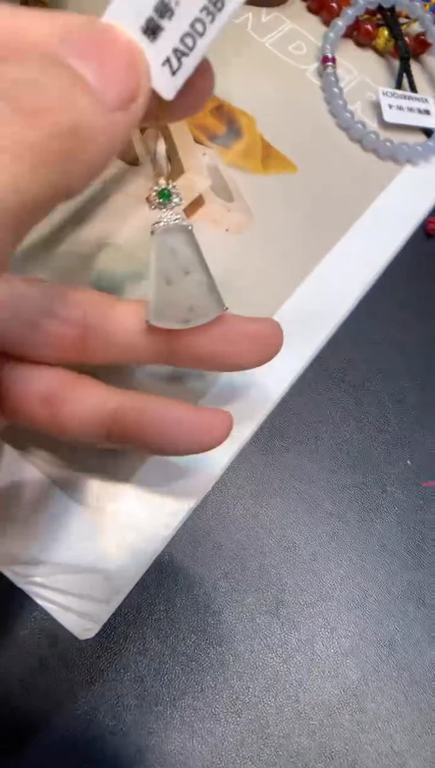 颈饰18K金镶嵌翡翠无事牌