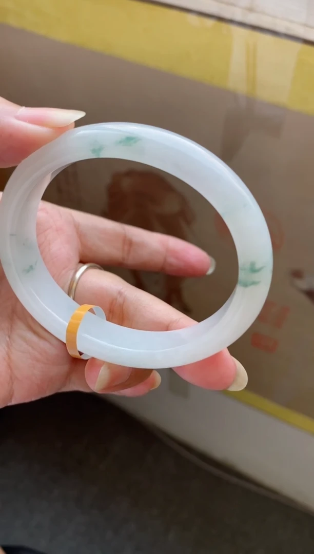 翡翠手镯未镶嵌（十星强推）冰胶白底飘花贵妃13号