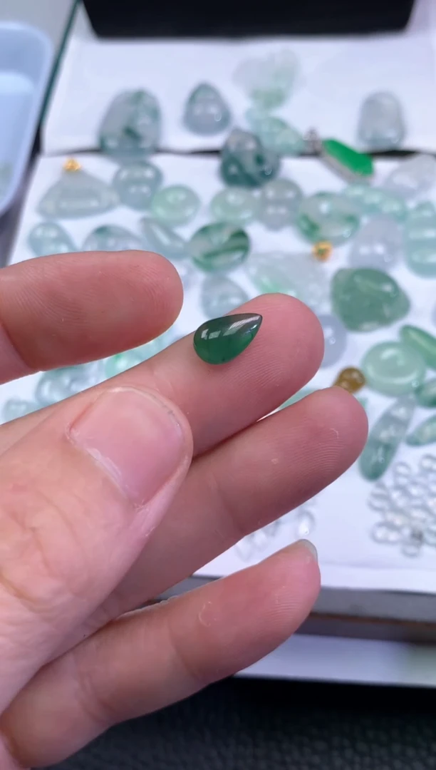 定制翡翠未镶嵌水滴