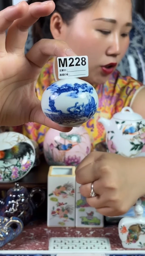 摆件景德镇陶瓷仿古（手工托印鼻烟壶)M228