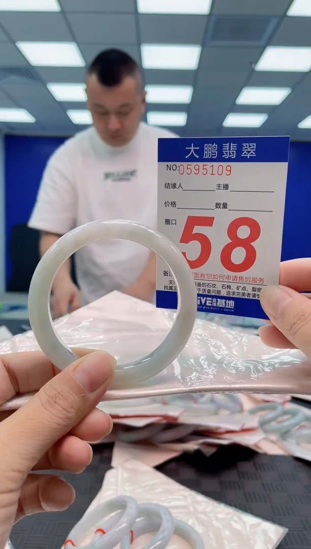 翡翠手镯未镶嵌AAAAAAAA