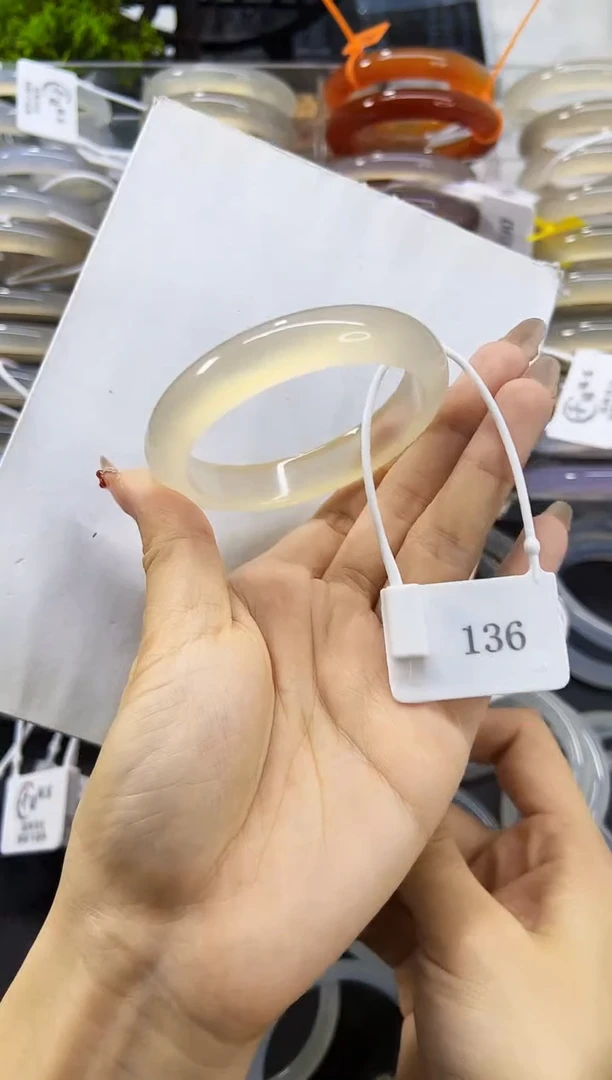 玛瑙/玉髓手镯未镶嵌136卡牌56圈口