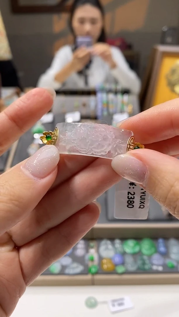 颈饰18K金镶嵌翡翠手牌