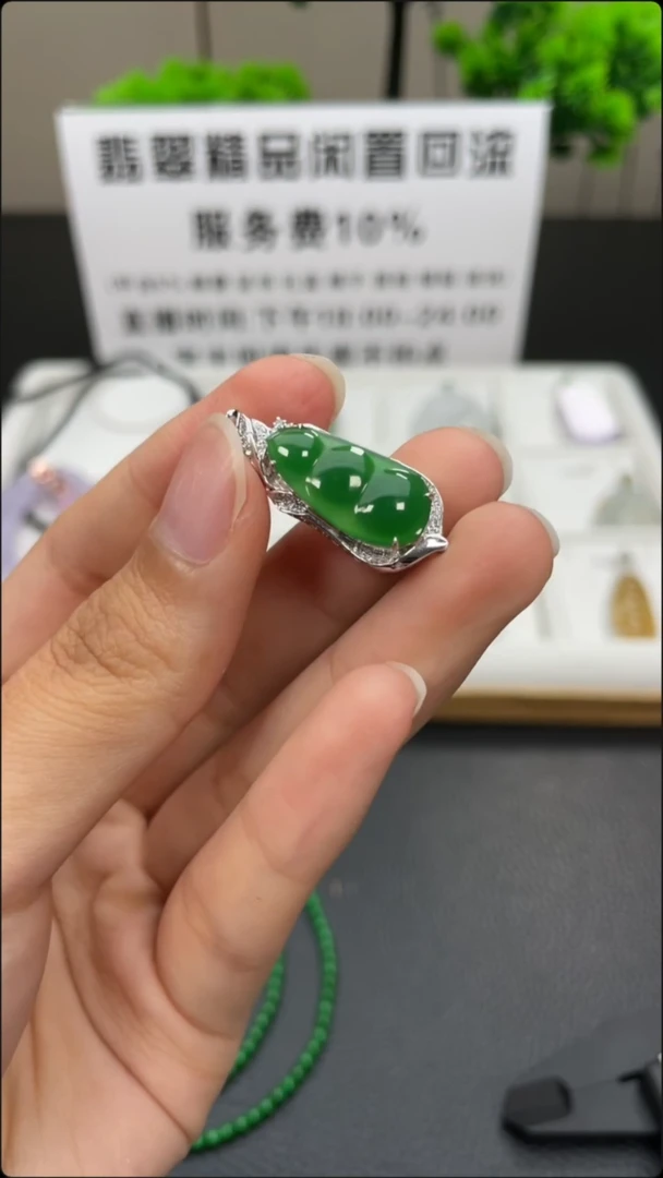 翡翠18K金镶嵌颈饰天然缅甸A货翡翠18k金镶嵌吊坠