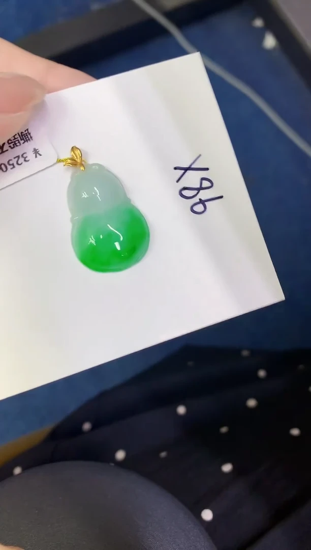 颈饰18K金镶嵌翡翠缅甸天然翡翠A货
