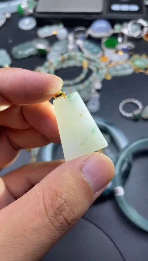 颈饰18K金镶嵌翡翠兔*?平常心商品不退不换