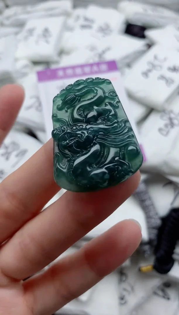 翡翠未镶嵌颈饰·
