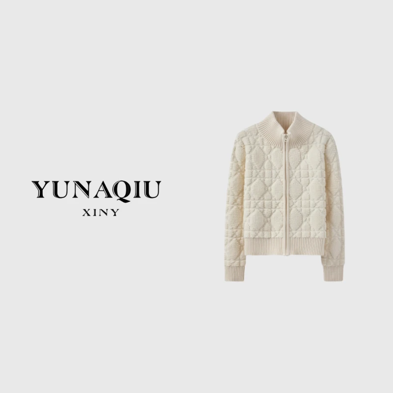 YUNAQIU时尚女装设计师潮流白色秋冬毛衣款外套女-3078
