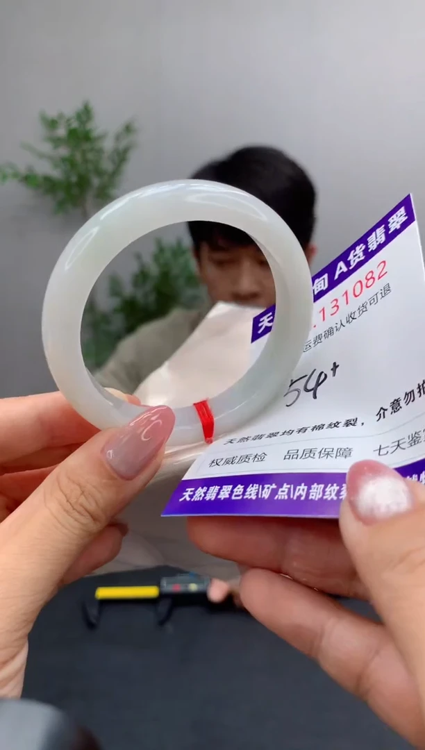 未镶嵌手镯翡翠有纹，完美者勿拍